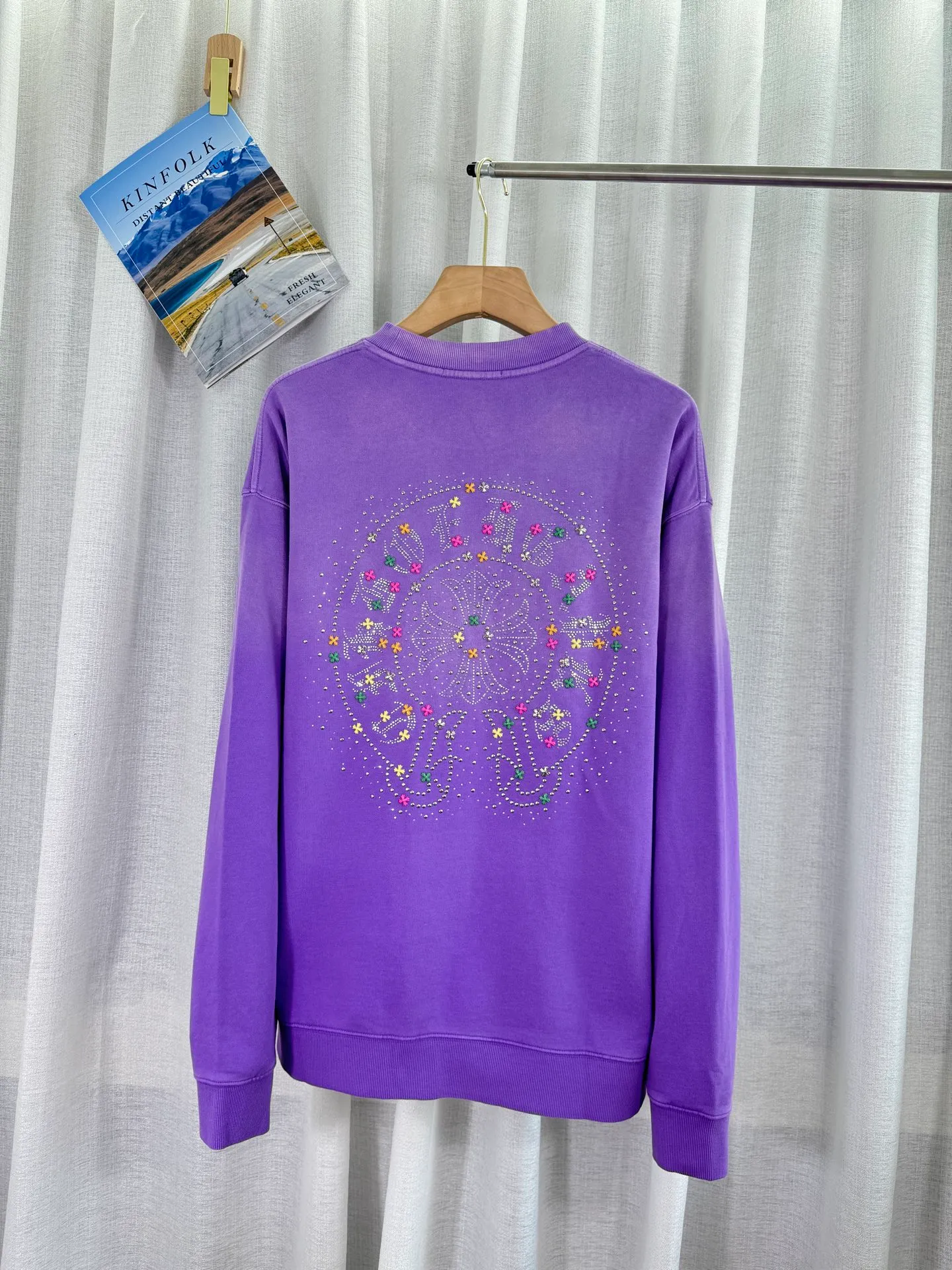 P290 top version, real shot without P, ​​different from market currency) 𝗖𝗵𝗿𝗼𝗺𝗲 𝗛𝗲𝗮𝗿𝘁𝘀/Croxin 2025 Autumn and Winter New Original Single Counter American 3D Rivets and Stickers Couple Casual Sweater 👑The highest version! Customized fabric 430g tripe terry fabric! American-style pickled and distressed original fabric, laser-burned flowers, rivets and diamonds, exquisite embroidery of letters! The best-selling model in the counter, very comfortable to wear. Accessories: original molded and authenticated collar label➕100% silk wash label. Genuine purchase-grade original hangtag➕matching hanging rope➕3D hanging beads➕original packaging bag. Craftsmanship: The original version has consistent wiring! The highest version of the armhole matching technique! Color: Pink Black Green Purple Size: S M L XL Style Number: 25-375